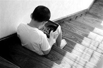 驚！“觸網(wǎng)”低齡化趨勢明顯：3歲玩微信 7歲會網(wǎng)購！
